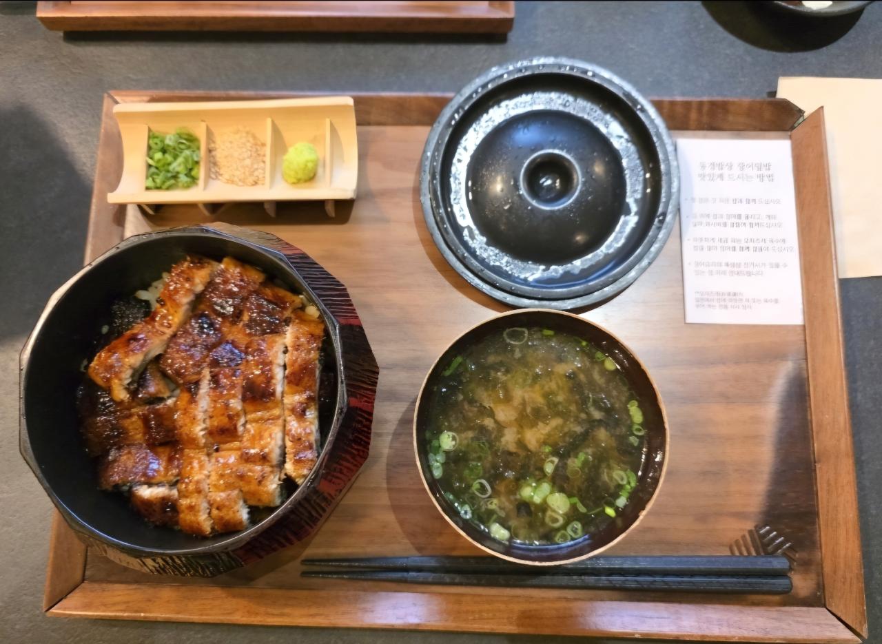 제주 동경밥상
히츠마부시 개맛도리도리얌
반절 먹다 나머지는 오차즈케로 냠냠
매장 근처가면 장어굽는 냄새가 Brand