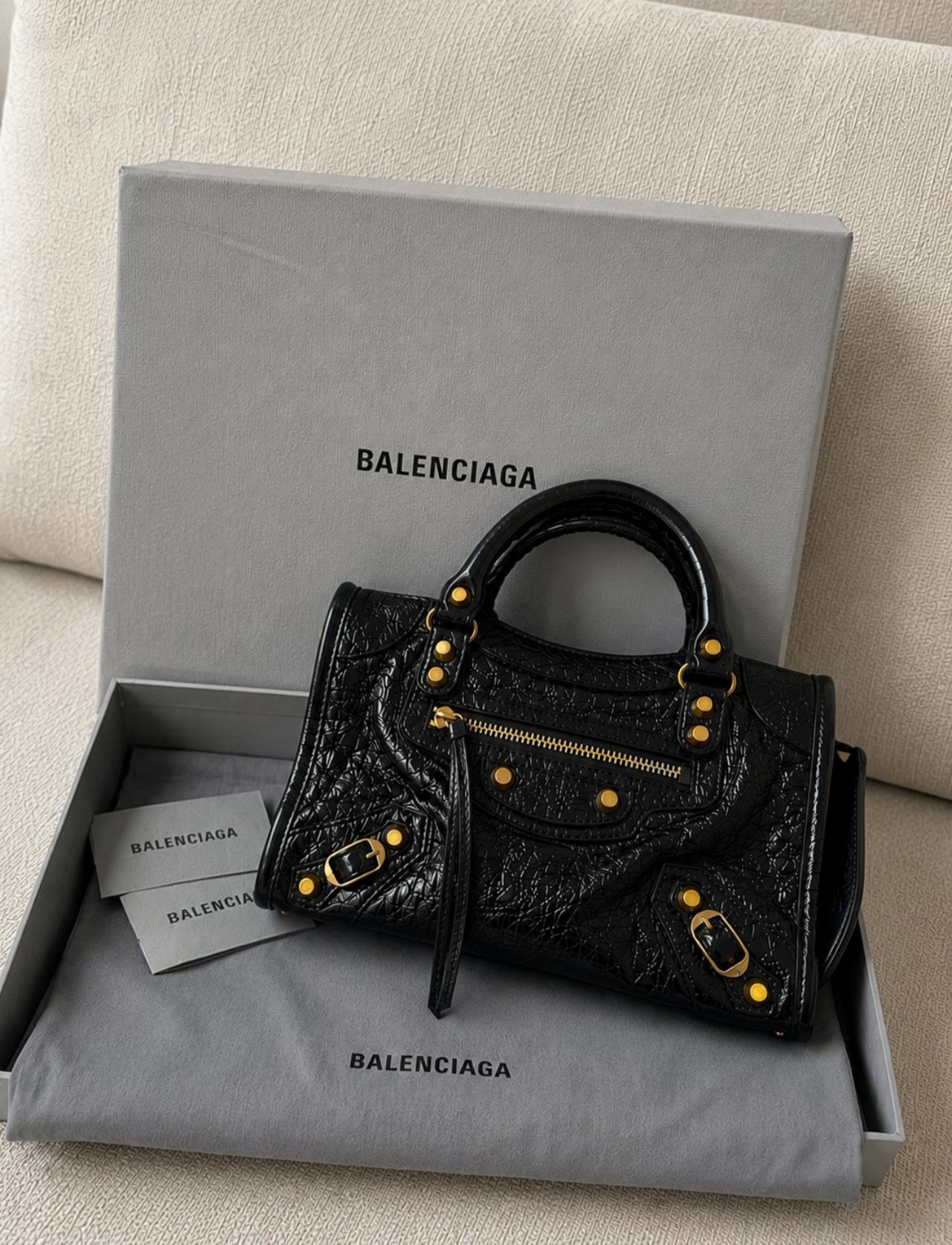 BALENCIAGA 르 시티 미니 백 블랙
시티백의 유행이 다시 돌아왓당!
어릴땐 치렁치렁하고 가볍지도 않 브랜드
