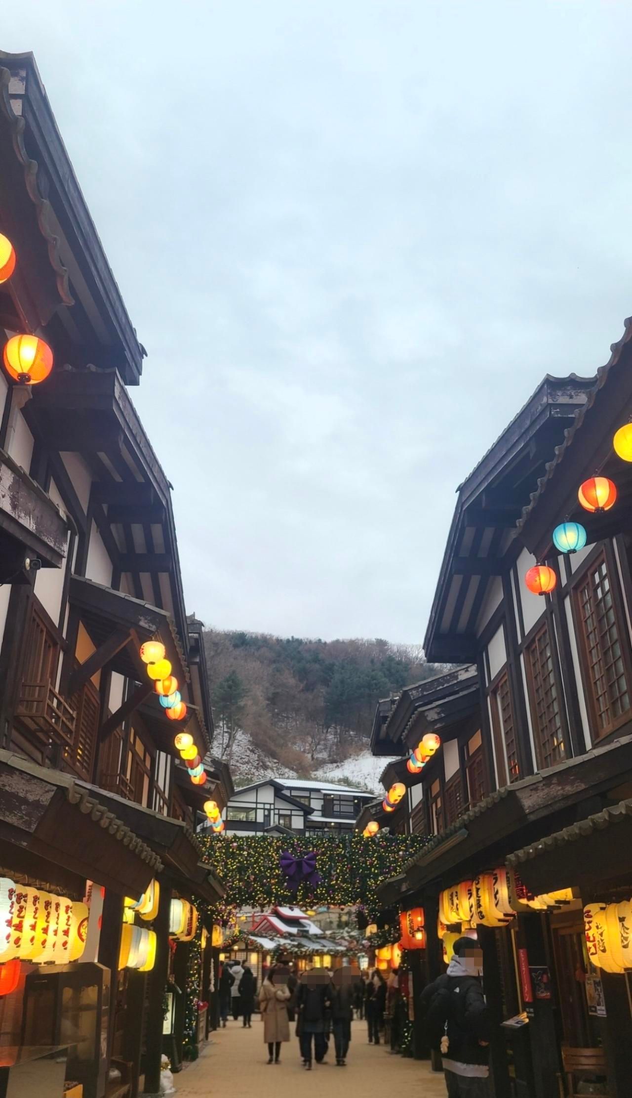 니지모리스튜디오
일본에 가지 않아도 일본갬성을 너낄수 있는곳!
밤에가야 분위기 좋고 예뿌당 ㅎㅎ
좀 좁은 브랜드